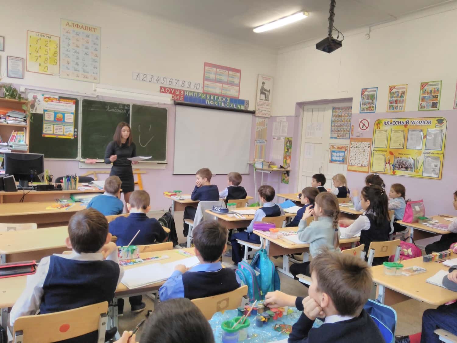 Кадры для новой арамильской школы: в «четверке» педагогическую практику проходят пять очаровательных студенток