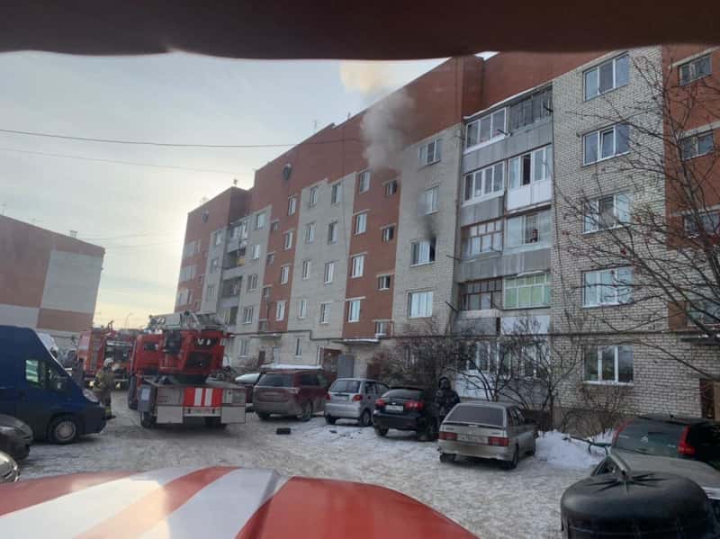 В Арамиле днем горела квартира в пятиэтажке