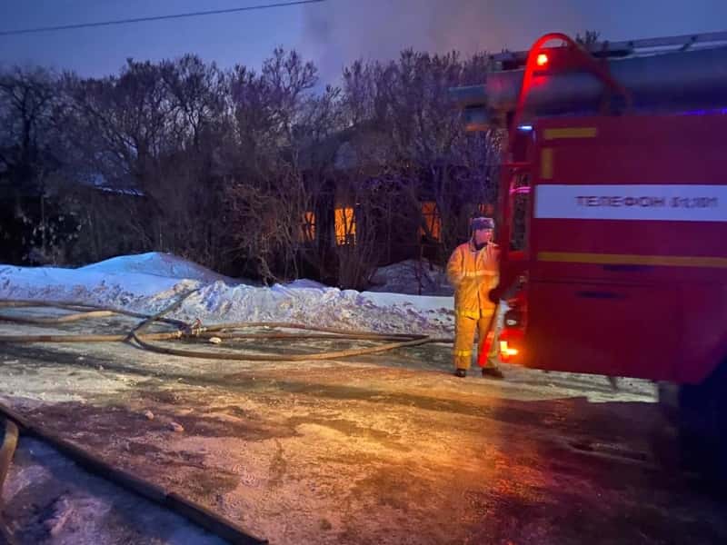 Рано утром в Арамиле сгорел частный жилой дом на две квартиры