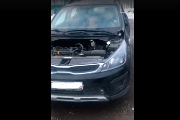 В Арамиле дерзко "раздели" иномарку