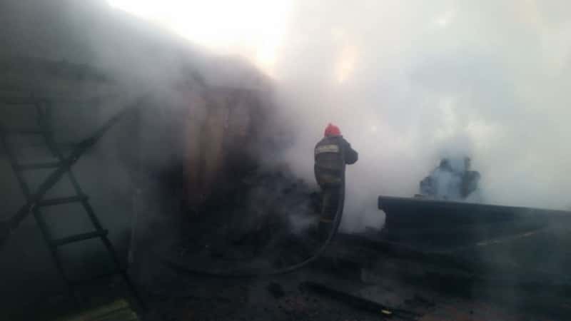 Третий пожар за сутки! В Арамиле сгорел частный жилой дом