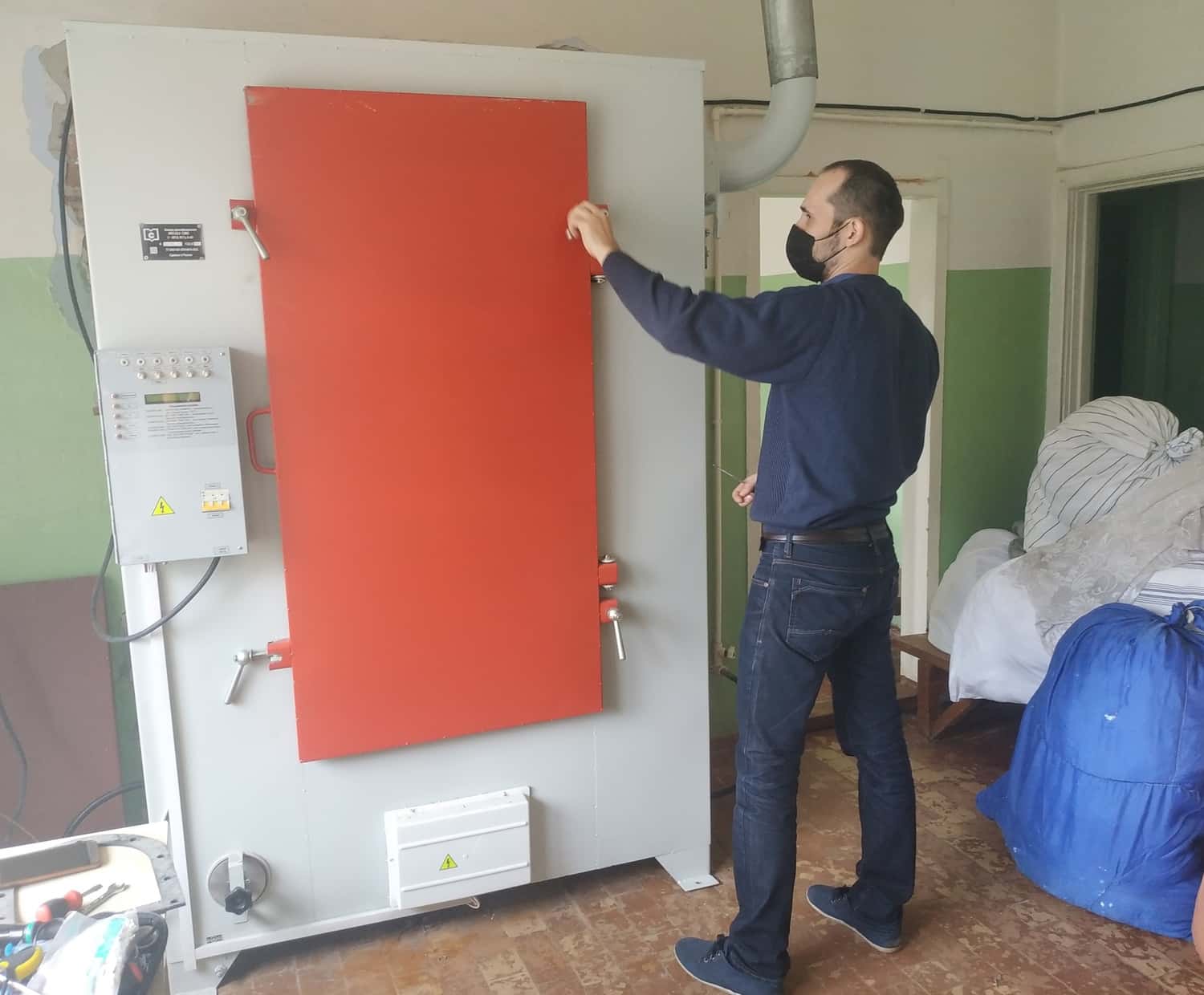 Нет, это не шкаф в Нарнию! Это наша новая дезкамера