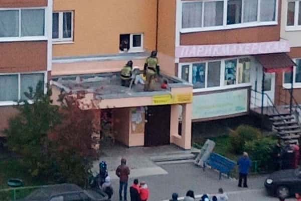 В Арамиле девушка-подросток выпала из окна многоэтажки