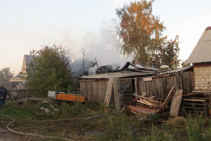 Накануне в Арамиле сгорел частный жилой дом и хозпостройки