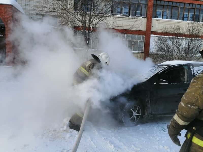 Субботним вечером в Арамиле сгорела легковушка