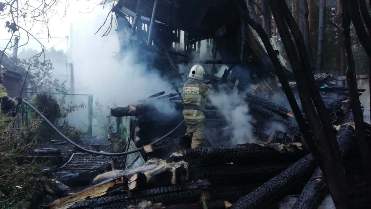 Накануне в поселке под Арамилью сгорел садовый дом