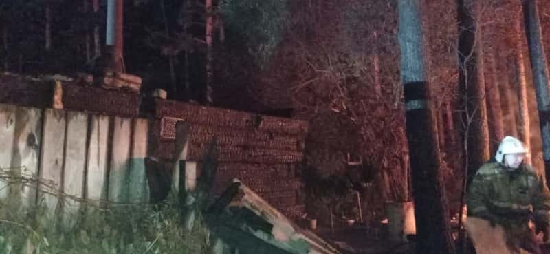 Утром в Арамиле сгорела баня и садовый дом