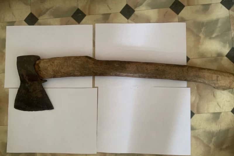 Житель Арамиля пытался убить своего знакомого топором