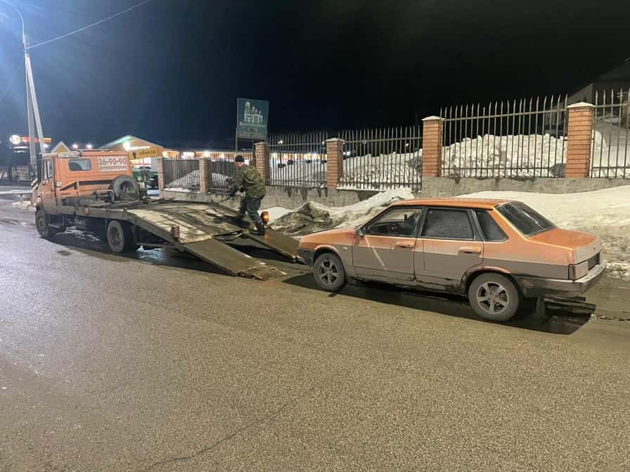 Житель Арамиля перевозил детей и семью без прав. Автомашину изъяли гаишники