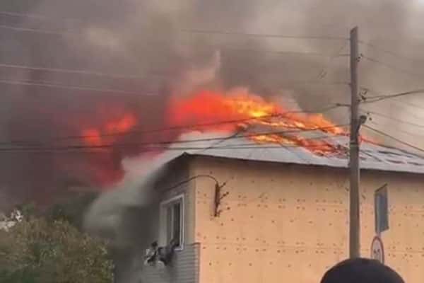 Из-за лесных пожаров в Арамиле загорелся многоквартирный дом