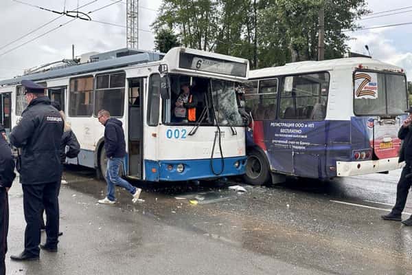 «Снова Екатеринбург». ПАЗ маршрута 183 из Арамиля столкнулся с внедорожником на Уктусе