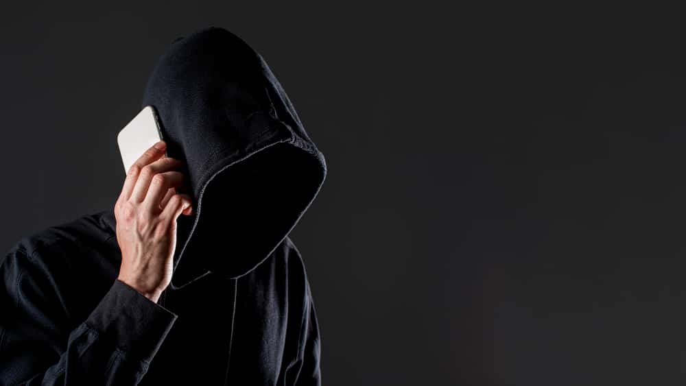 У охранника из Арамиля мошенники выманили более 1,7 миллиона рублей