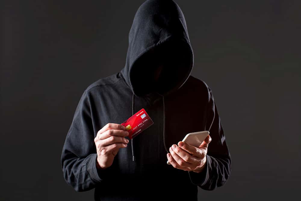 В Арамиле мошенники выманили у супружеской пары почти 400 тысяч рублей