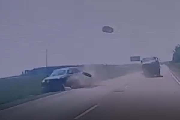 Под Арамилем у грузовика на ходу отвалилось колесо и влетело в кроссовер