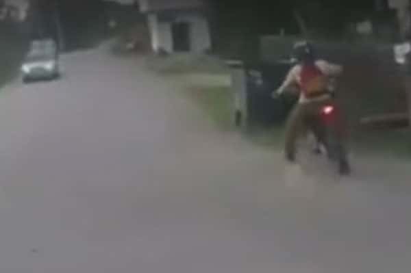 В Арамиле подросток на питбайке снес мусорный контейнер