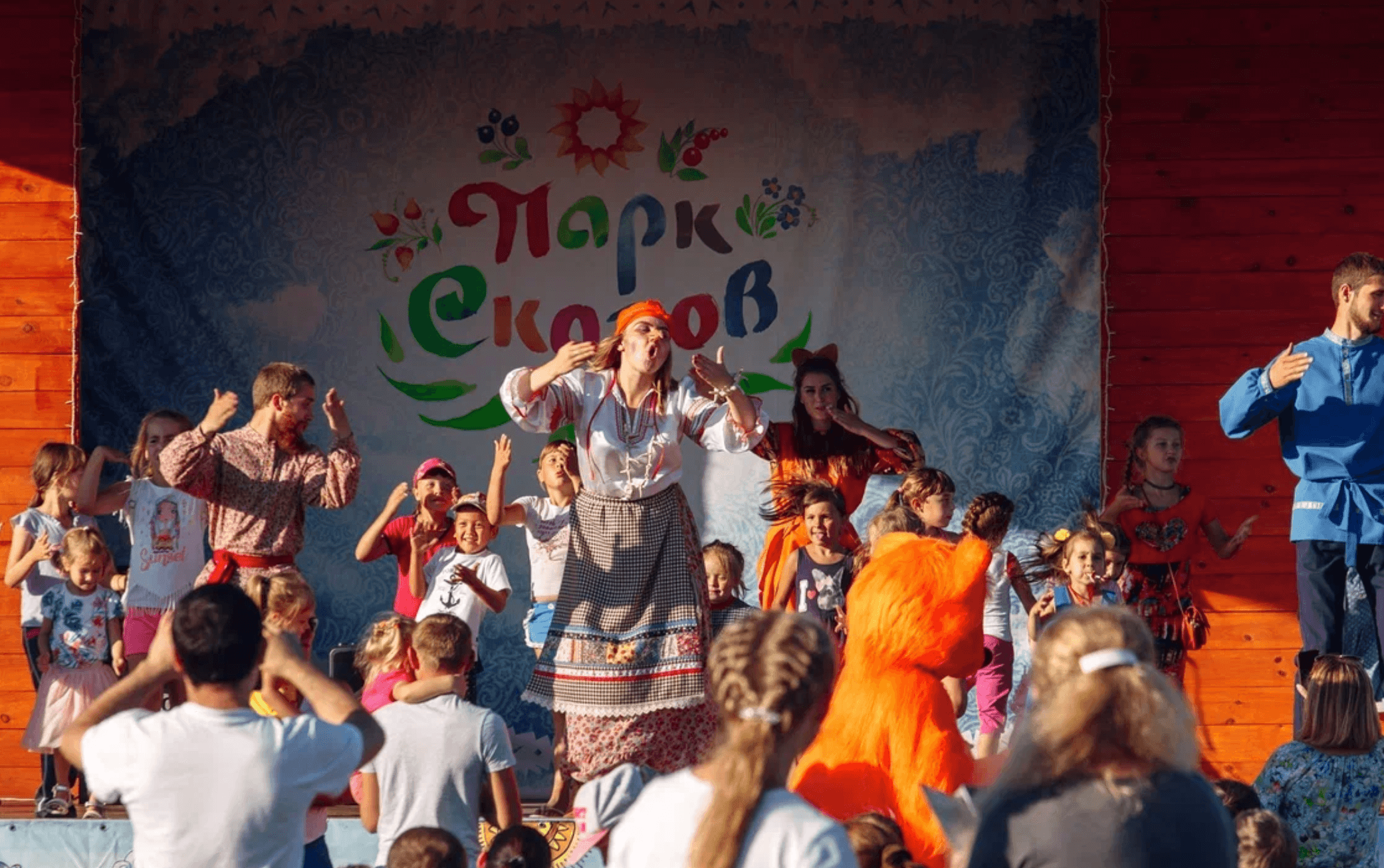 Сказочные герои устраивают дискотеку в "День незнаний" в поселке Арамиль