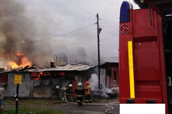 В поселке под Арамилью сгорели баня и хозпостройки