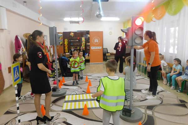 В селе под Сысертью инспекторы ГИБДД провели урок безопасности