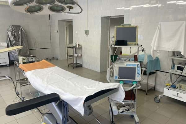 Врачи-хирурги Арамильской больницы выполнили технику ТЭП-герниопластики для пациента с паховой грыжей