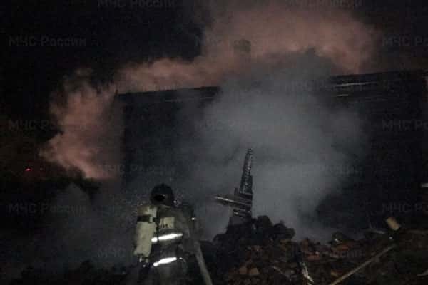 Рано утром в поселке под Сысертью сгорели баня и хозпостройки