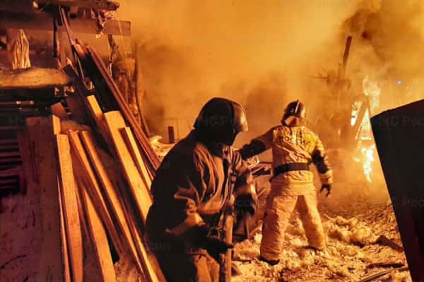 В Сысерти в крупном пожаре сгорел частный жилой дом