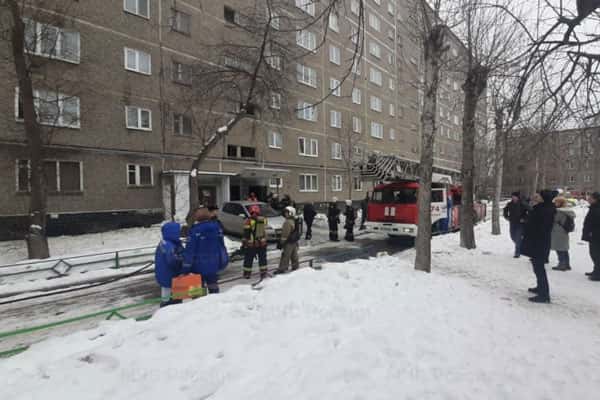 В Сысерти загорелась квартира в десятиэтажке. Огнеборцами спасены три человека