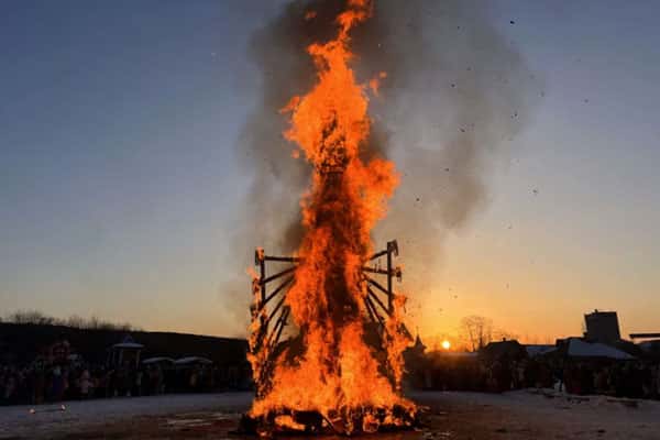 В Арамиле сожгли 12-метровую Жар-птицу на Масленицу. Видео