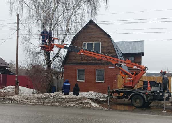 Специалисты АО «Облкоммунэнерго» отреагировали на просьбу местной жительницы и предотвратили пожароопасную ситуацию в Арамиле
