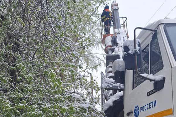 Энергетики частично восстановили электроснабжение Сысерти и Дегтярске