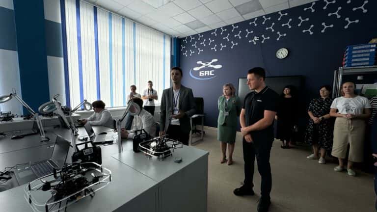 В Арамиле школьников начнут обучать управлению беспилотниками