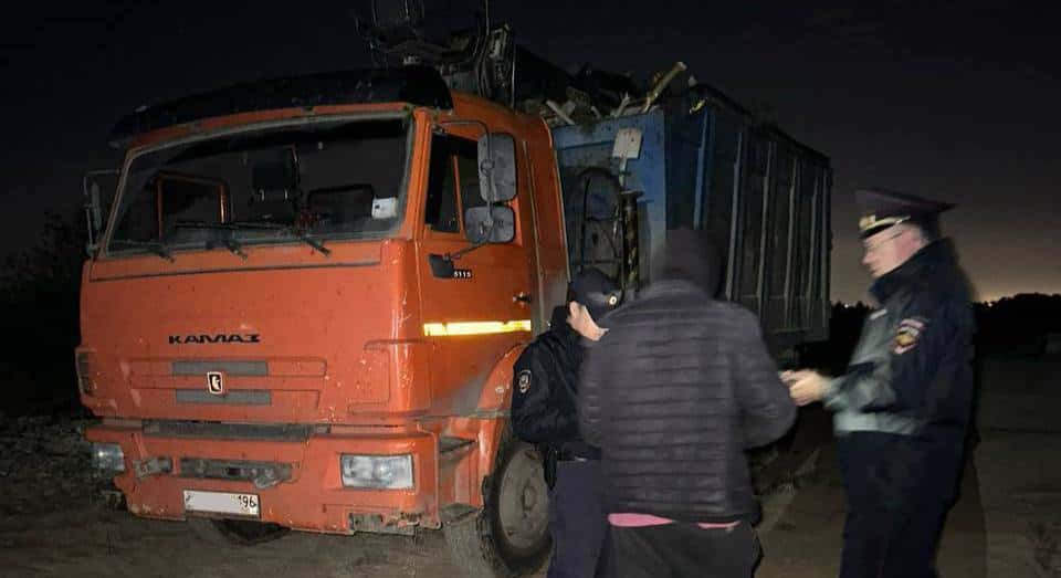 На незаконной свалке в Арамиле экологи поймали грузовики с мусором