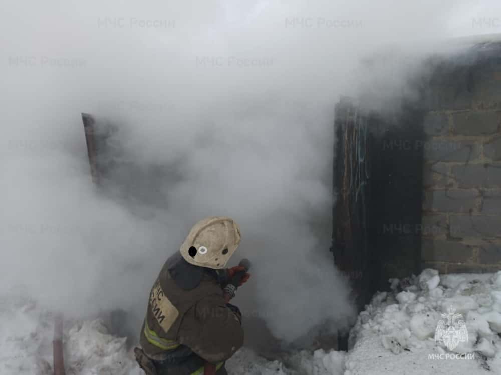 В поселке под Сысертью сгорел автомобиль, стоящий в гараже