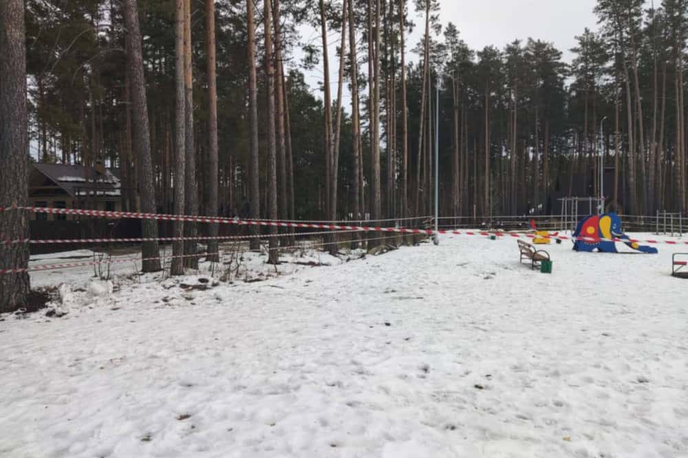 Жители Сысерти пожаловались на опасную детскую площадку