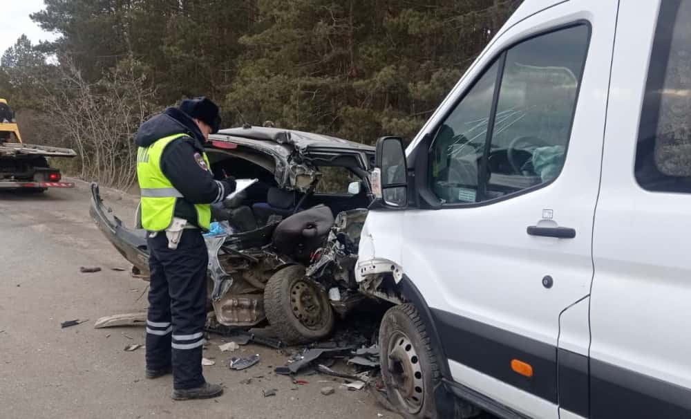В Сысерти произошло смертельное ДТП: легковой автомобиль столкнулся с микроавтобусом