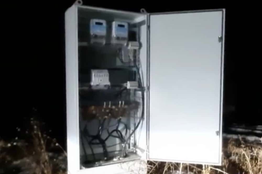 В Сысерти полиция и энергетики обнаружили, что мигранты воруют электричество