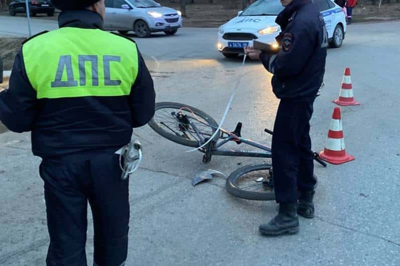 В Арамиле подросток на велосипеде столкнулся с автомобилем  