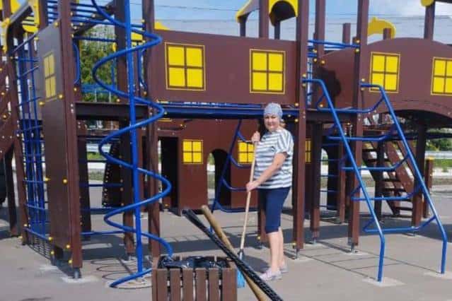 Жители Арамиля пожаловались на горы мусора на новой детской площадке