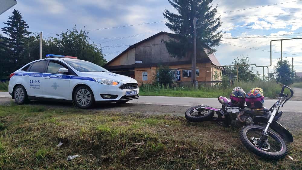 Подросток на питбайке попал в аварию в Сысерти: пострадали двое детей