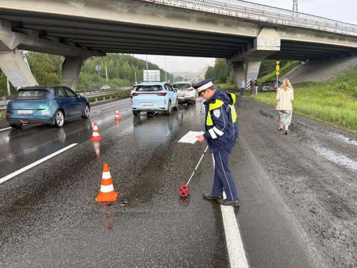 Серьезное ДТП под Екатеринбургом: пять машин столкнулись на Пермском тракте