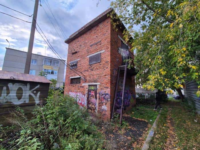 В Арамиле подросток лишился руки в трансформаторной будке, укрываясь от дождя