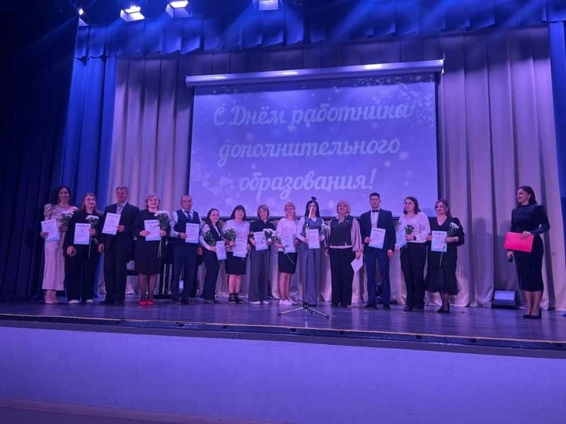 В Арамиле отметили сразу три праздника педагогов — кто получил награды