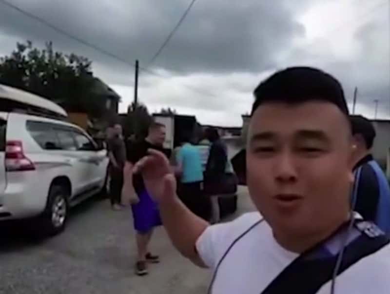 Китайца с водкой выгнали из уральской деревни за ролики, которые он снимает 