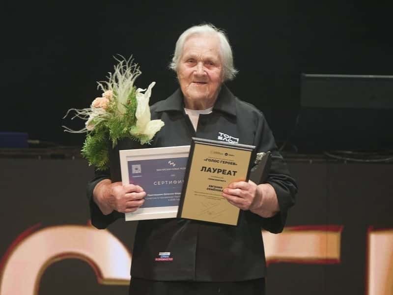 93-летняя блогер из Арамиля Евгения Семёнова получила премию «Голос героев»