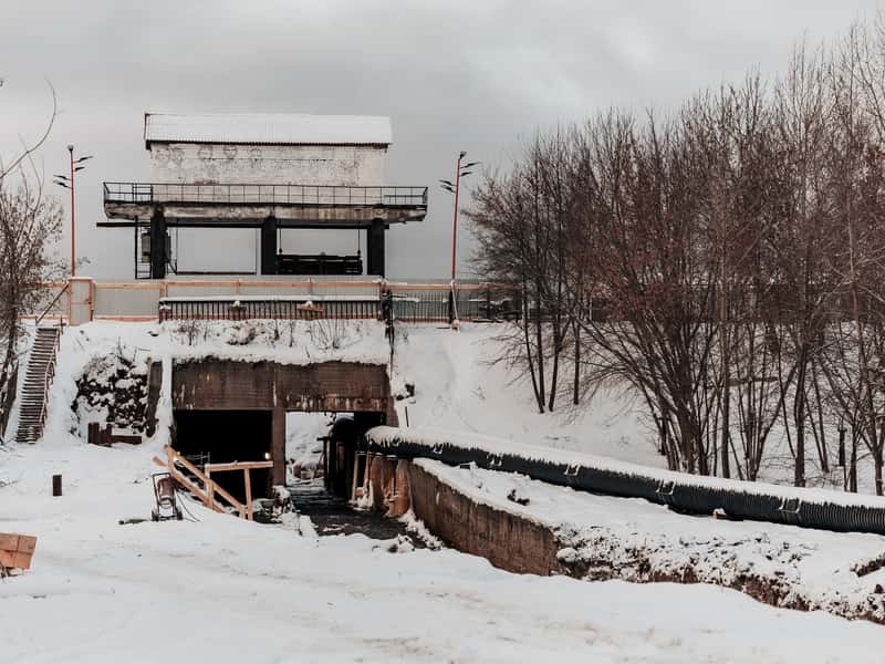 В Сысерти продолжается капитальный ремонт плотины: работы ведутся даже в морозы
