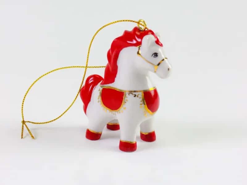 Фарфоровый символ года разлетелся по стране: лошадок из Сысерти раскупили за считанные недели