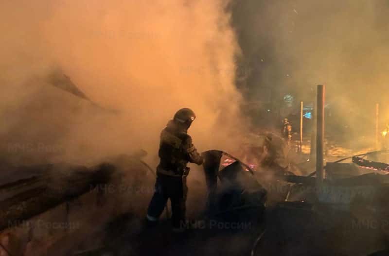 Ночной пожар в Арамиле уничтожил дом, баню и автомобиль