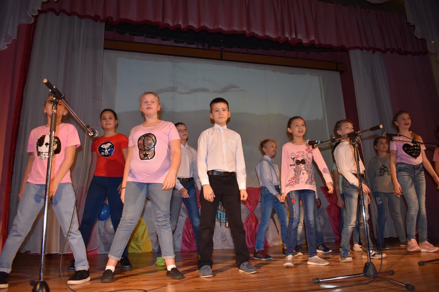 Праздник для жителей устроили сотрудники КДК «Виктория» в арамильском поселке Светлом на День народного единства