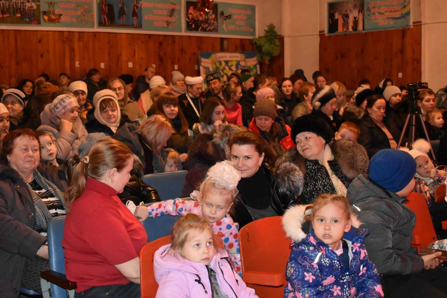 В арамильском пос. Светлом свое 35-летие отметил КДК «Виктория» - поздравить с детьми пришли те, кто когда-то сам приходил сюда с родителями