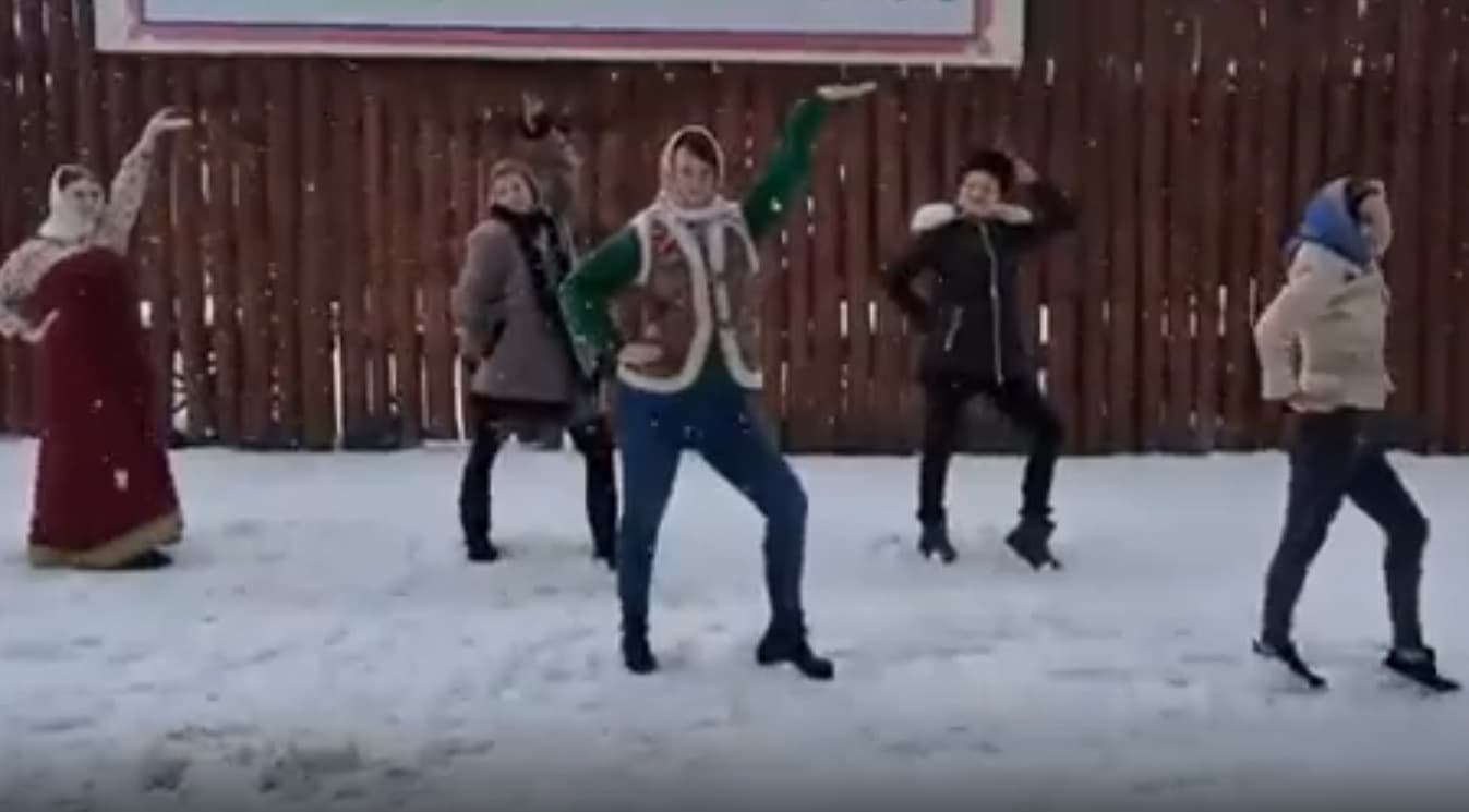 Вяло, уныло, без души, хотя и старались. Девушки в Арамиле станцевали под песню группы Little Big, которая представит Россию на Евровидении