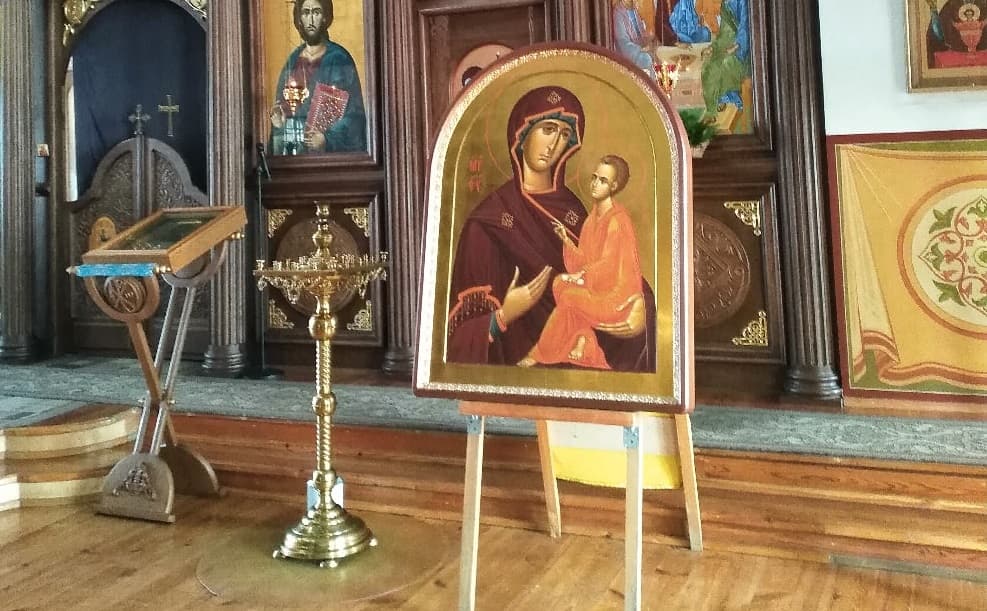 Сестры Ново-тихвинского монастыря Екатеринбурга подарили арамильскому храму во имя Святой Троицы икону Богородицы, которую сами написали